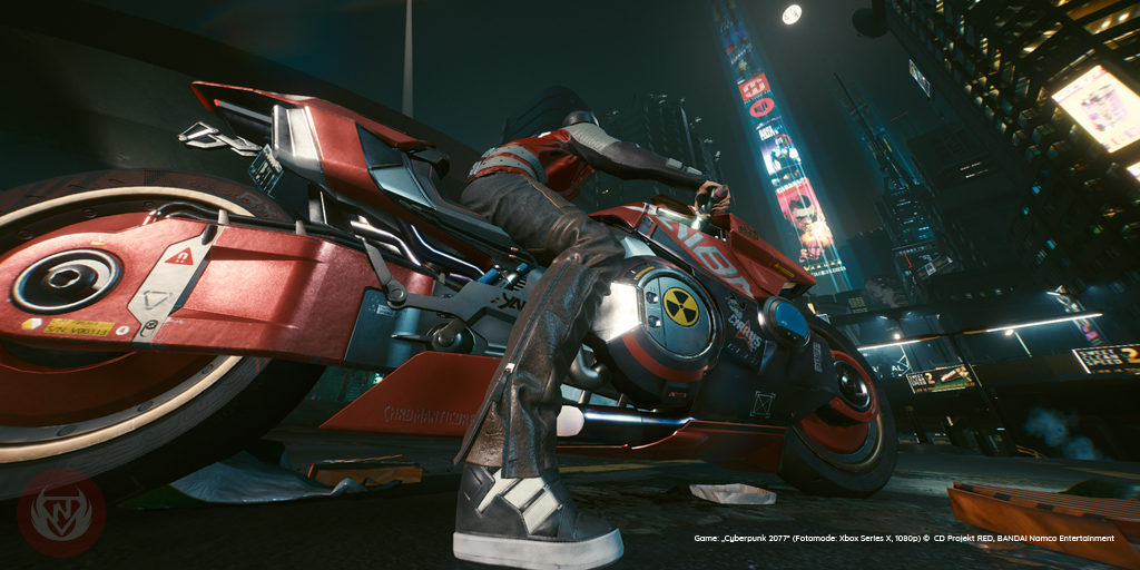 Screenshot Cyberpunk 2077 (Fotomode: Xbox Series X, 1080p) - Weibliche V und ihre Kusanagi in rot
